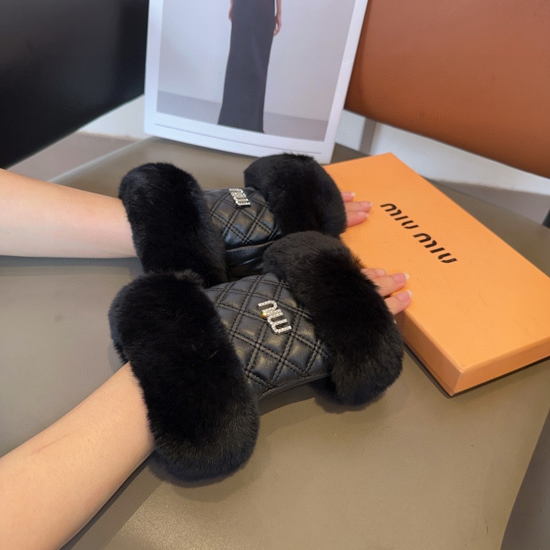 
miumiu羊皮手套，时尚手套，秋冬保暖加绒内里，经典简洁💕上手超舒适柔软、百搭