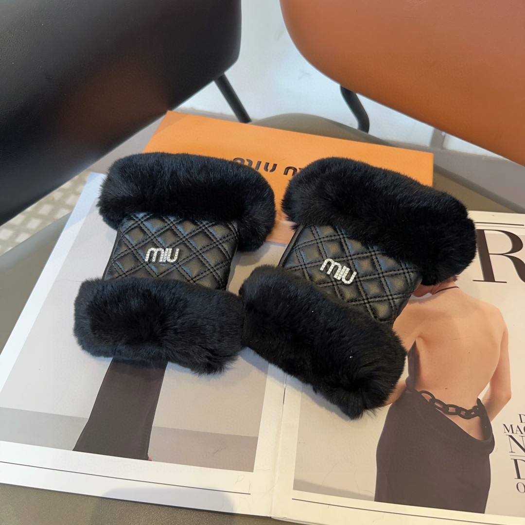 
miumiu羊皮手套，时尚手套，秋冬保暖加绒内里，经典简洁💕上手超舒适柔软、百搭