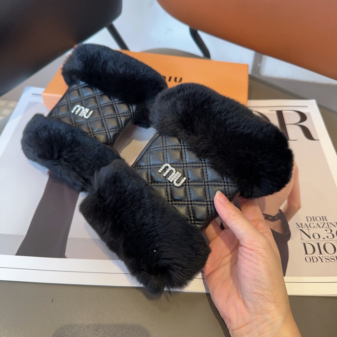 
miumiu羊皮手套，时尚手套，秋冬保暖加绒内里，经典简洁💕上手超舒适柔软、百搭