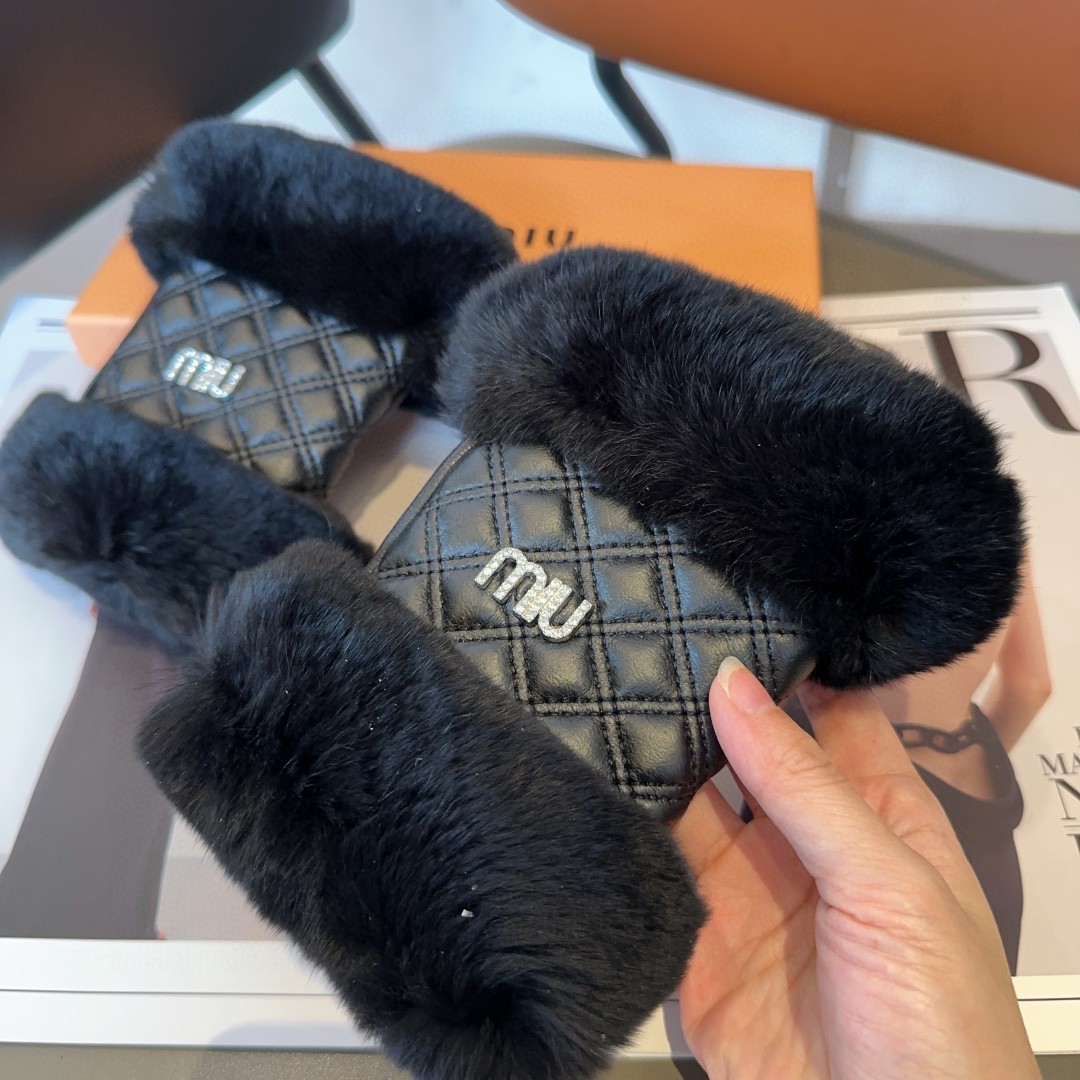 
miumiu羊皮手套，时尚手套，秋冬保暖加绒内里，经典简洁💕上手超舒适柔软、百搭