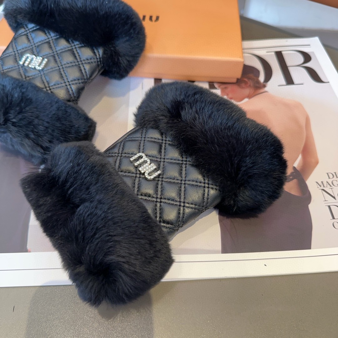 
miumiu羊皮手套，时尚手套，秋冬保暖加绒内里，经典简洁💕上手超舒适柔软、百搭