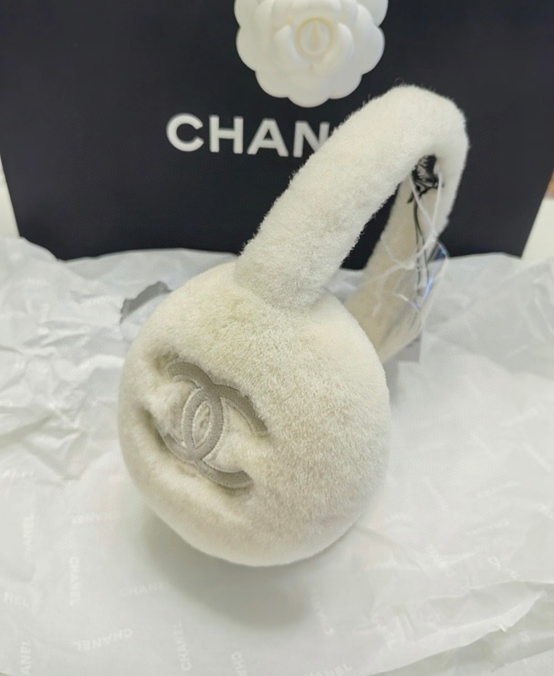 
💕人间白富美,网红明星同款😍
香奈儿刺绣耳罩，保暖☺️
滑雪日常凹造型简直太赞了
保暖打气物件
高颜值