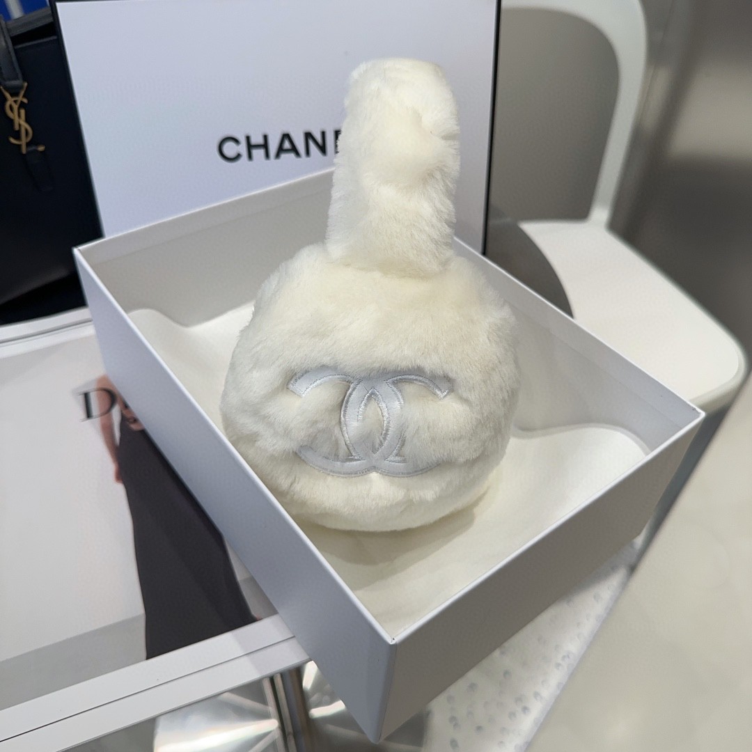
💕人间白富美,网红明星同款😍
香奈儿刺绣耳罩，保暖☺️
滑雪日常凹造型简直太赞了
保暖打气物件
高颜值