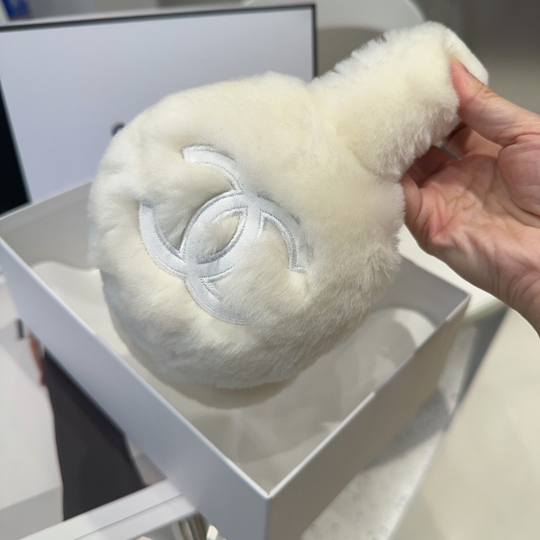 
💕人间白富美,网红明星同款😍
香奈儿刺绣耳罩，保暖☺️
滑雪日常凹造型简直太赞了
保暖打气物件
高颜值