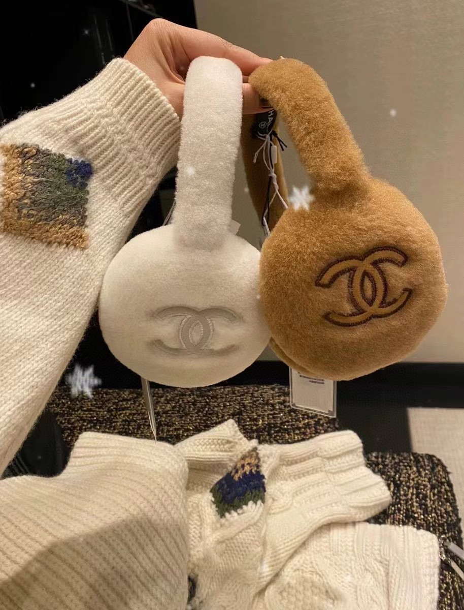
💕人间白富美,网红明星同款😍
香奈儿刺绣耳罩，保暖☺️
滑雪日常凹造型简直太赞了
保暖打气物件
高颜值