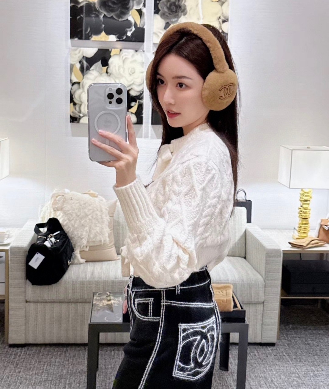 
💕人间白富美,网红明星同款😍
香奈儿刺绣耳罩，保暖☺️
滑雪日常凹造型简直太赞了
保暖打气物件
高颜值