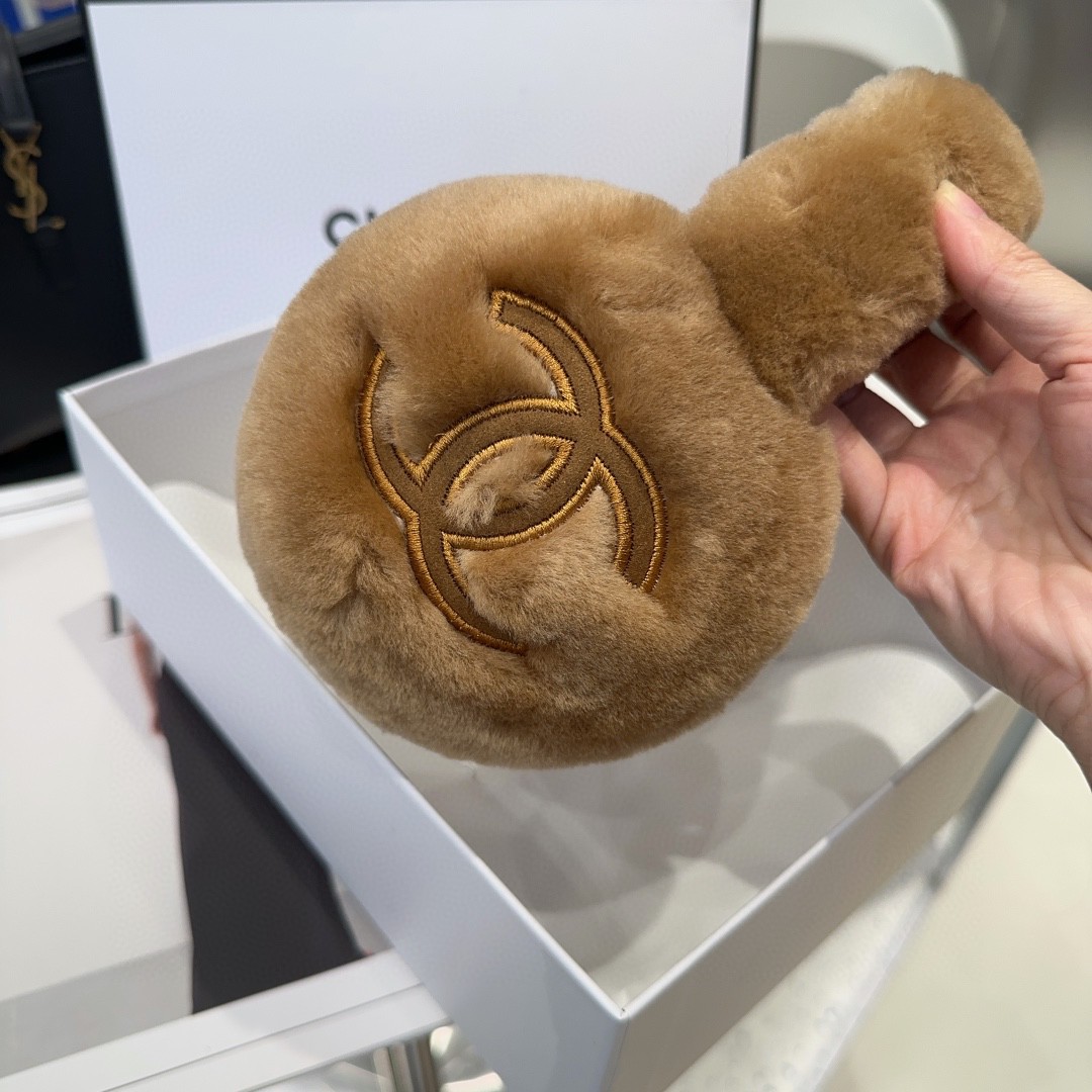 
💕人间白富美,网红明星同款😍
香奈儿刺绣耳罩，保暖☺️
滑雪日常凹造型简直太赞了
保暖打气物件
高颜值