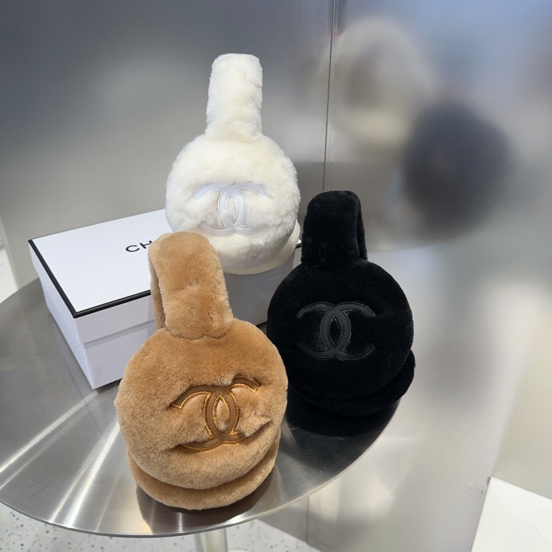 
💕人间白富美,网红明星同款😍
香奈儿刺绣耳罩，保暖☺️
滑雪日常凹造型简直太赞了
保暖打气物件
高颜值