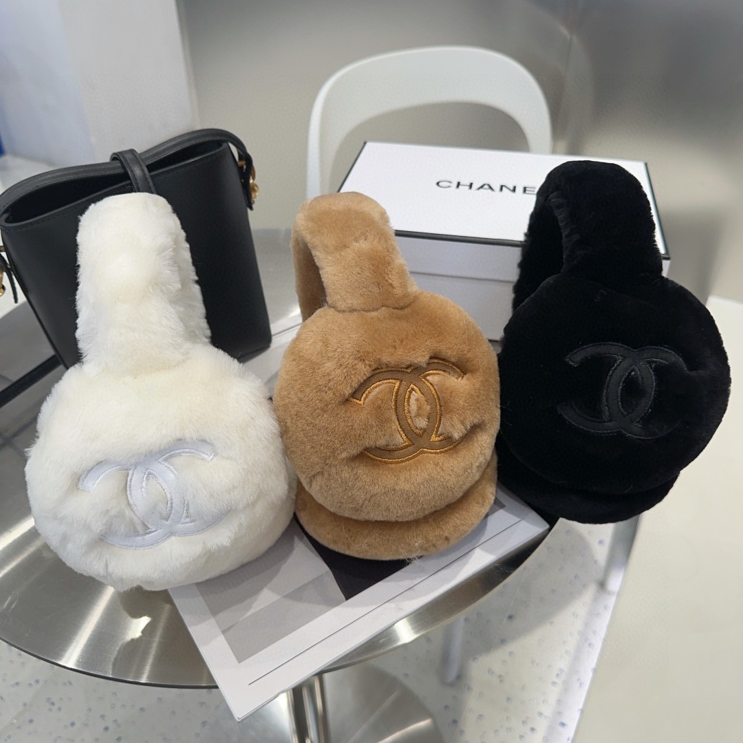 
💕人间白富美,网红明星同款😍
香奈儿刺绣耳罩，保暖☺️
滑雪日常凹造型简直太赞了
保暖打气物件
高颜值