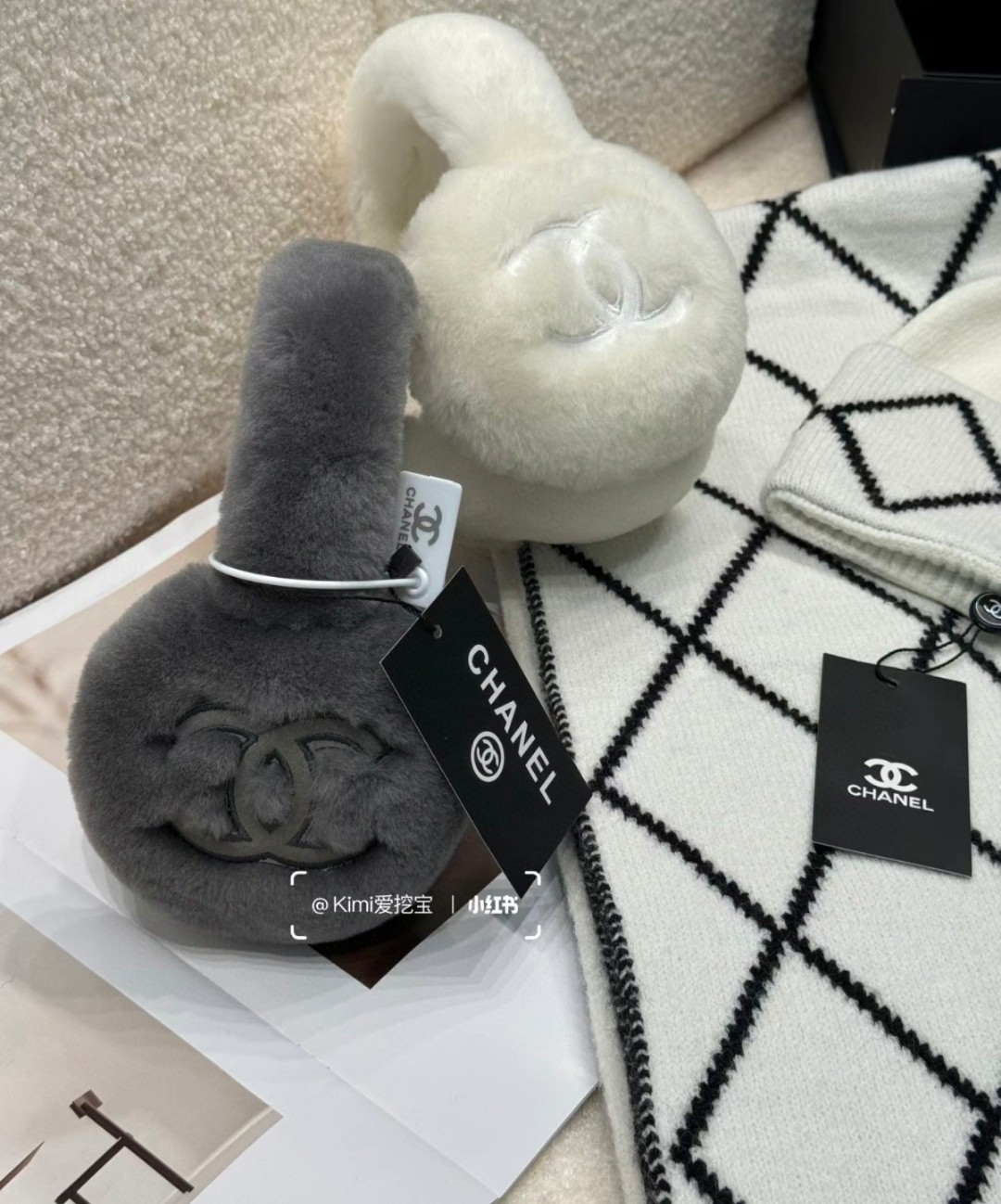 
💕人间白富美,网红明星同款😍
香奈儿刺绣耳罩，保暖☺️
滑雪日常凹造型简直太赞了
保暖打气物件
高颜值