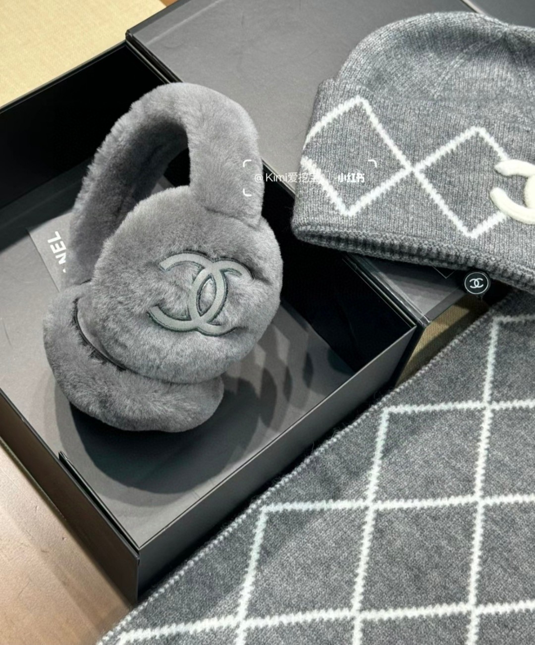 
💕人间白富美,网红明星同款😍
香奈儿刺绣耳罩，保暖☺️
滑雪日常凹造型简直太赞了
保暖打气物件
高颜值