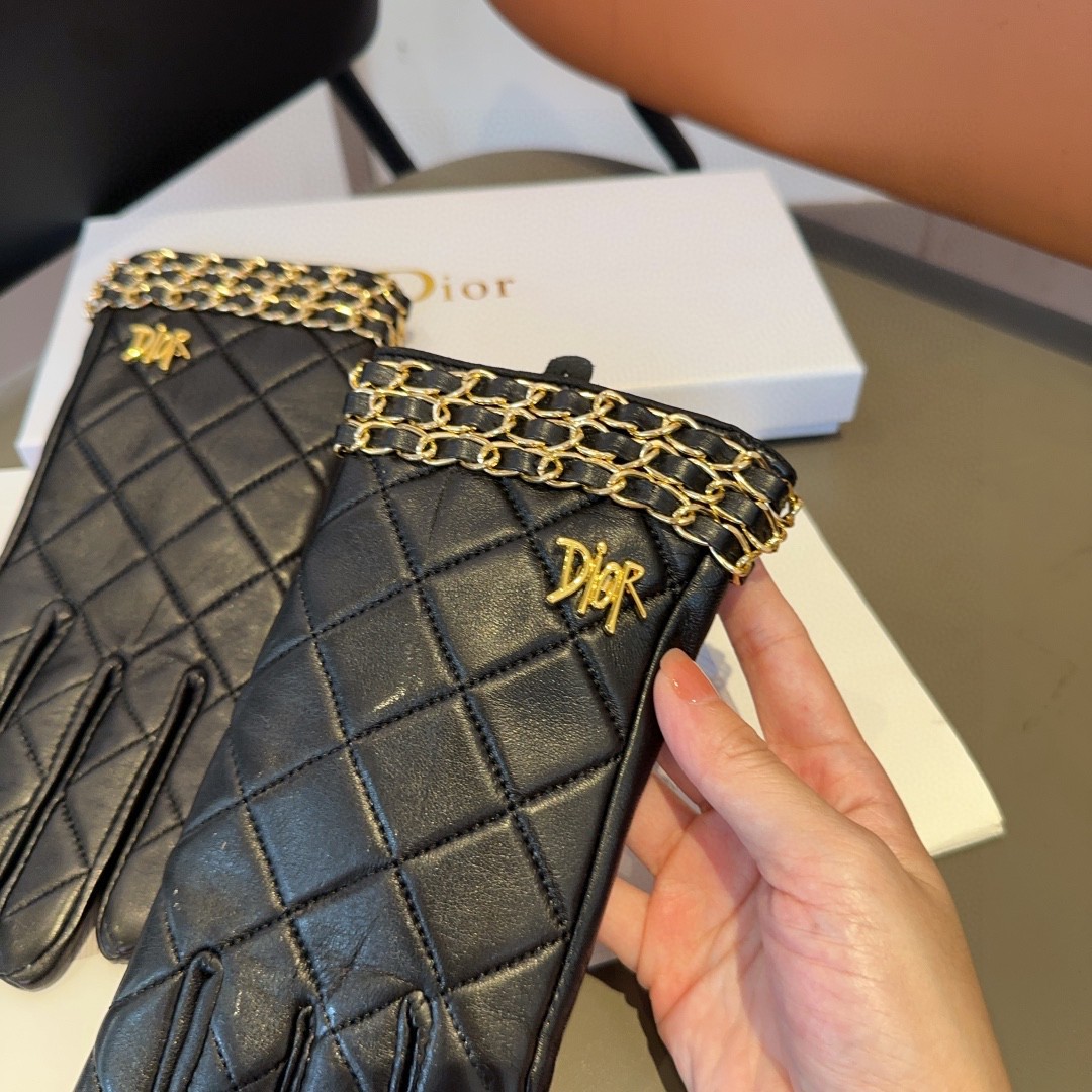 
迪奥羊皮手套，时尚手套，秋冬保暖内里，经典简洁💕上手超舒适柔软、百搭！均码