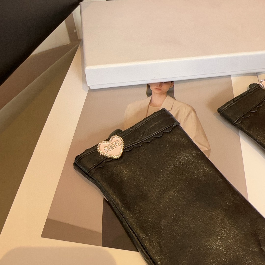 
miumiu羊皮手套，时尚手套，秋冬保暖内里，经典简洁💕上手超舒适柔软、百搭！均码