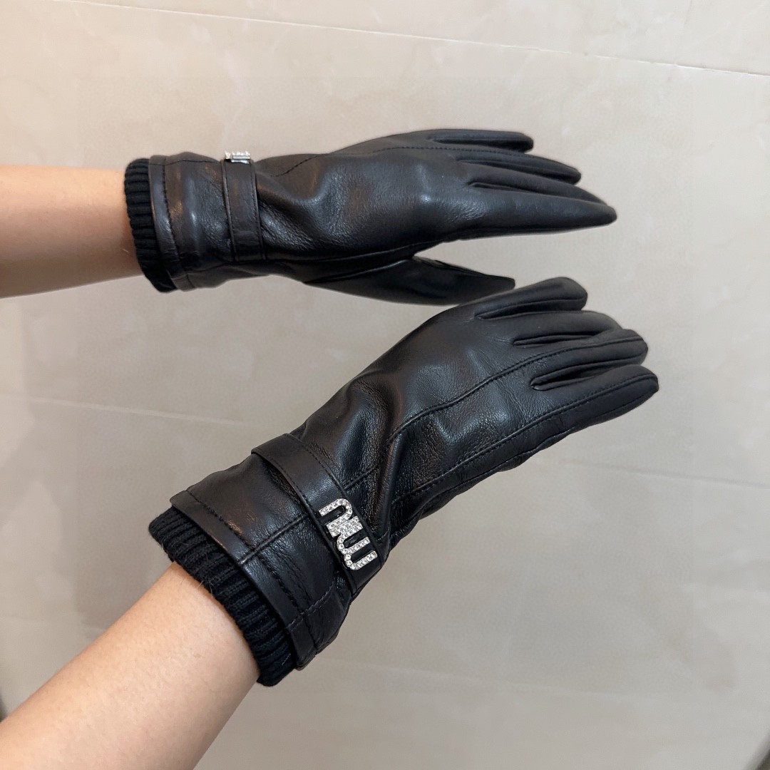 
miumiu女款羊皮手套，时尚手套，秋冬保暖加绒内里，经典简洁💕上手超舒适柔软、百搭！码数ML