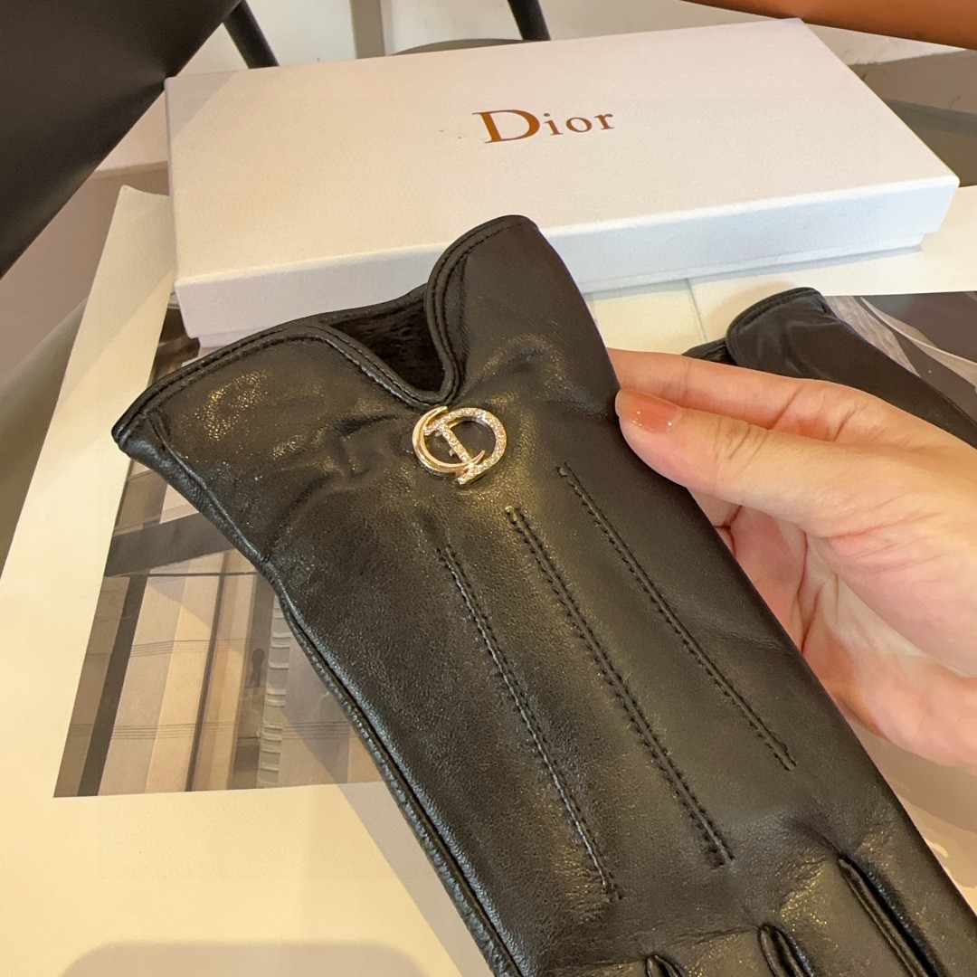 
迪奥女款新品羊皮手套，时尚手套，秋冬保暖加绒内里，经典简洁💕上手超舒适柔软、百搭！ML