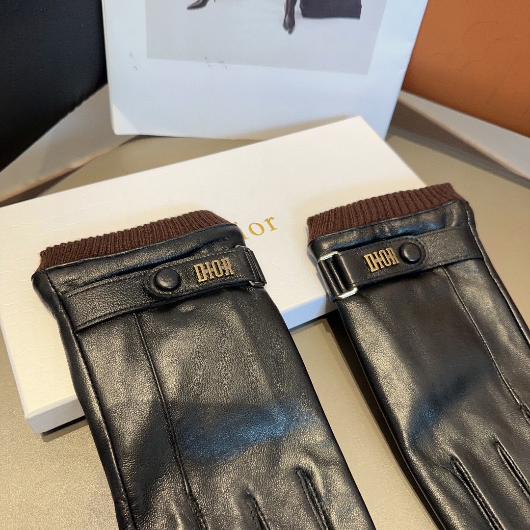 
迪奥男款新品羊皮手套，时尚手套，秋冬保暖加绒内里，经典简洁💕上手超舒适柔软、百搭！码数L,XL