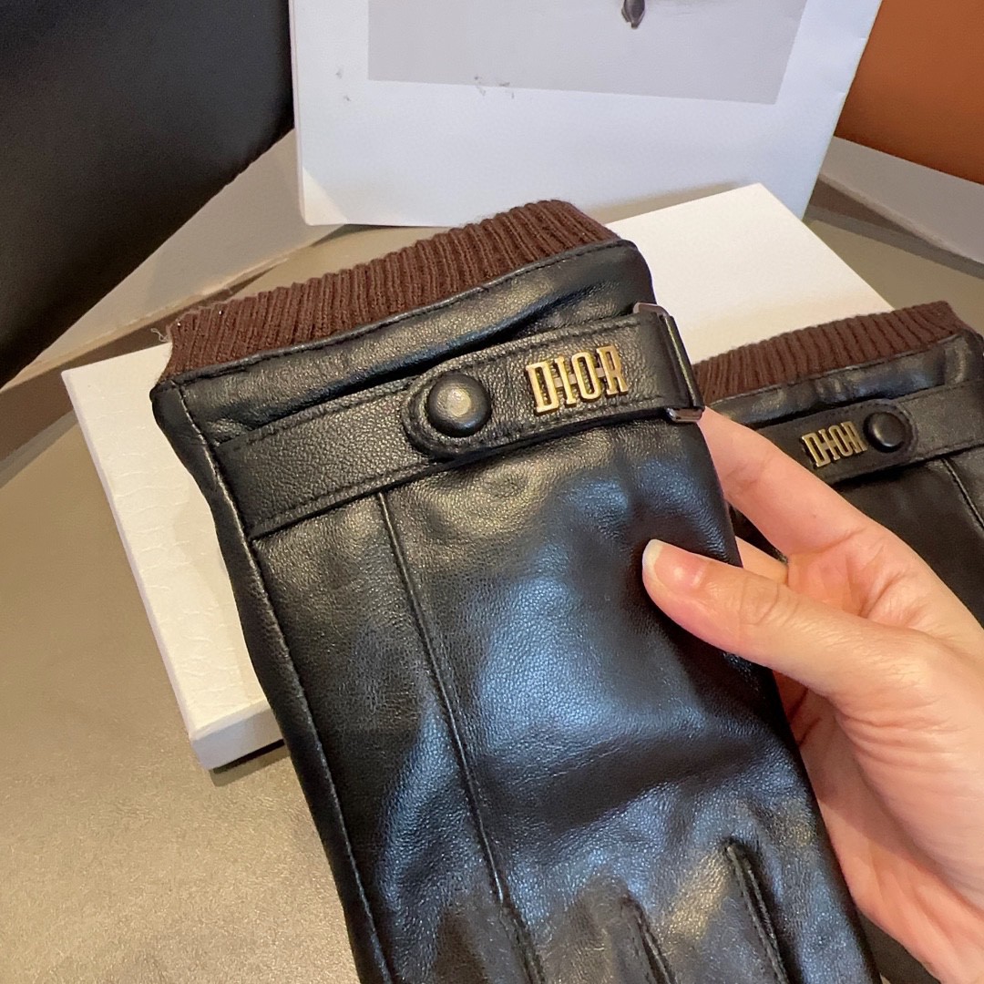 
迪奥男款新品羊皮手套，时尚手套，秋冬保暖加绒内里，经典简洁💕上手超舒适柔软、百搭！码数L,XL