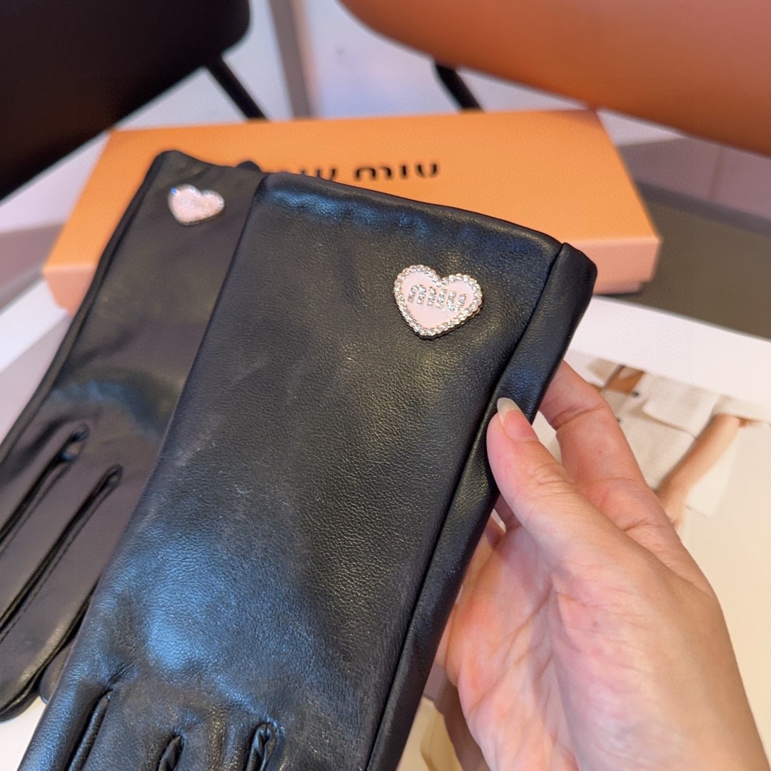 
miumiu羊皮手套，时尚手套，秋冬保暖加绒内里，经典简洁💕上手超舒适柔软、百搭！ML