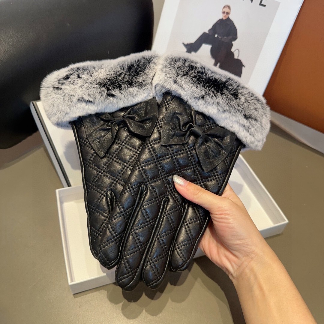 
香奈儿秋冬懒兔毛手套👍值得对比🔥🔥同款不同品质，秒杀市场差产品，进口一级羊皮➕懒兔毛内里加绒 🙌经典不