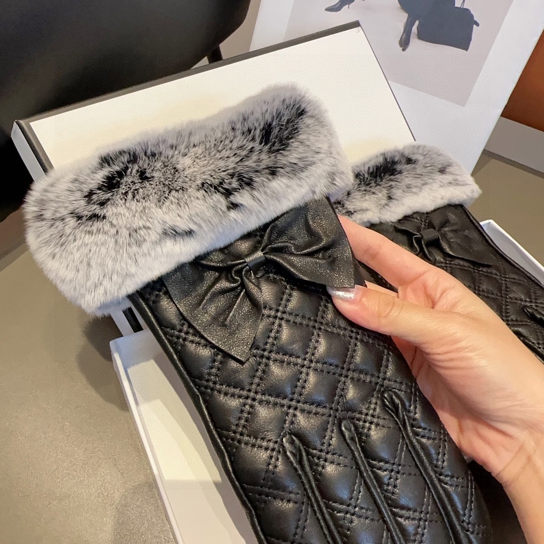 
香奈儿秋冬懒兔毛手套👍值得对比🔥🔥同款不同品质，秒杀市场差产品，进口一级羊皮➕懒兔毛内里加绒 🙌经典不