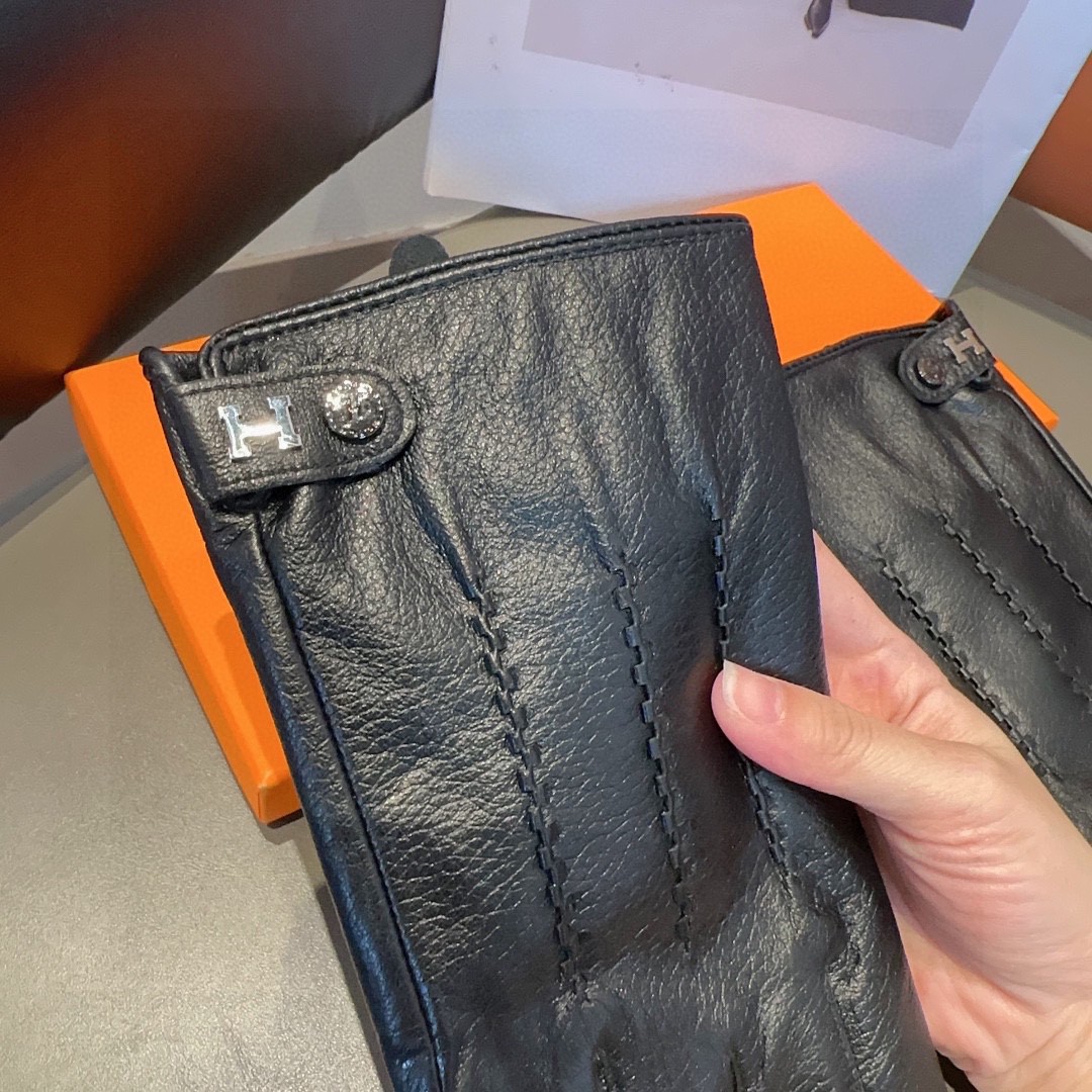 
爱马仕男款新品羊皮手套，时尚手套，秋冬保暖加绒内里，经典简洁💕上手超舒适柔软、百搭！码数L,XL