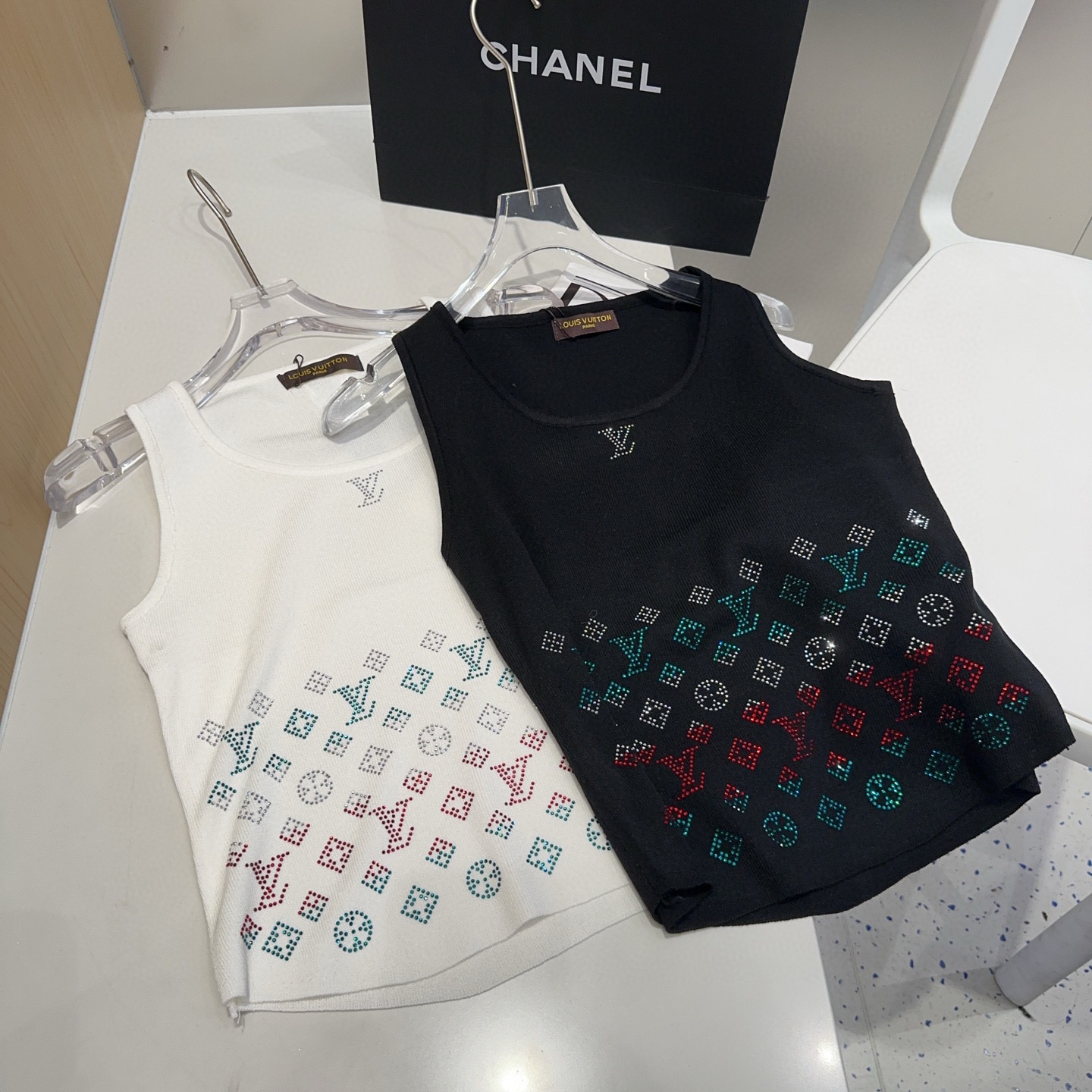 NO:377511,LV vest, single wear, super hot, single size swimsuit, swimsuit, swimsuit, swimsuit, bikinis, louis vuitton, jackets & coats, swimsuits, bikinis19860909LV背心,搭外套单穿超爆 均码泳衣泳裤比基尼,泳衣，泳裤，比基尼,louis vuitton,jackets & coats,swimsuits,bikinis,accessory