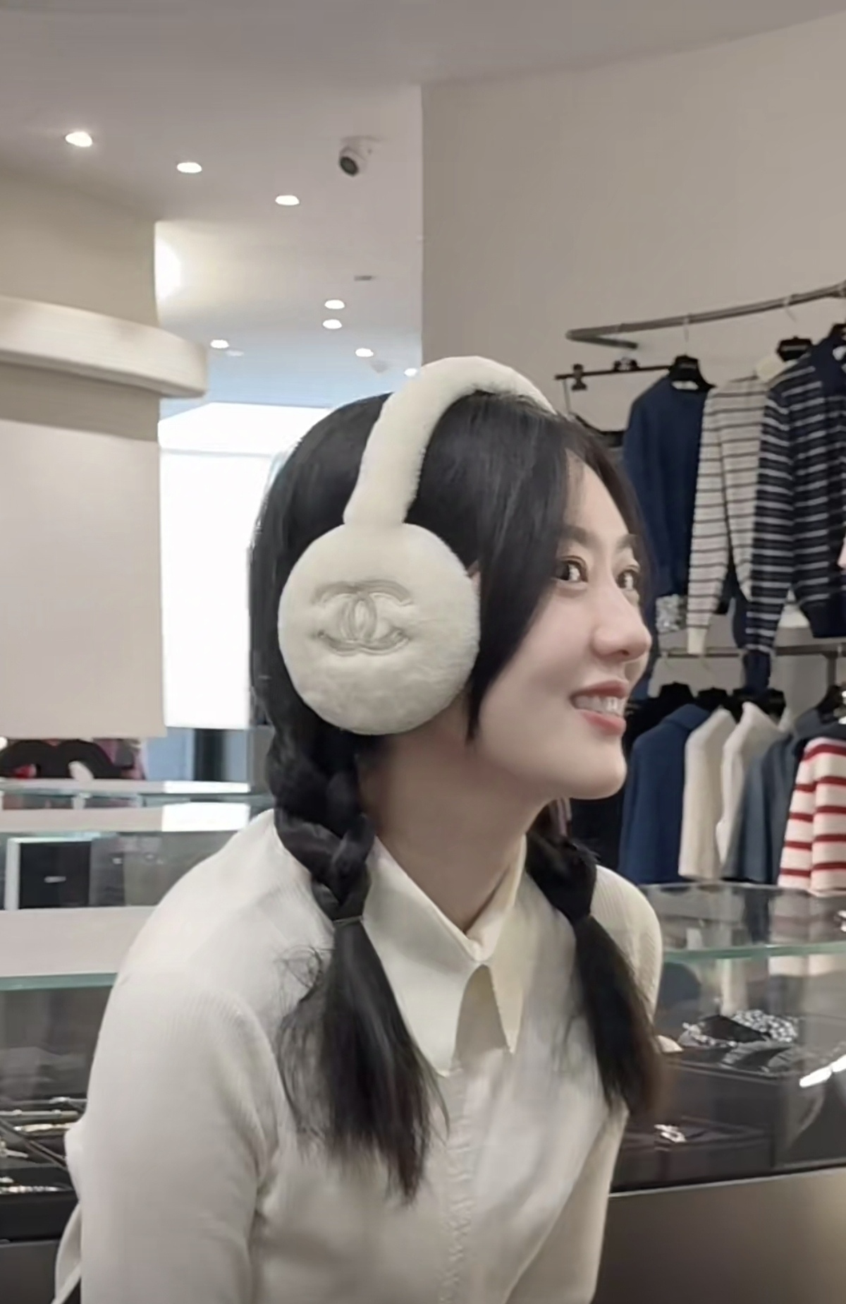 
💕人间白富美,网红明星同款😍
香奈儿刺绣耳罩，保暖☺️
滑雪日常凹造型简直太赞了
保暖打气物件
高颜值