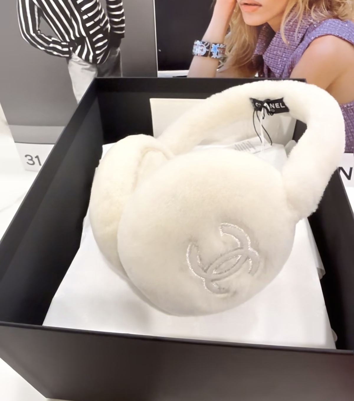 
💕人间白富美,网红明星同款😍
香奈儿刺绣耳罩，保暖☺️
滑雪日常凹造型简直太赞了
保暖打气物件
高颜值