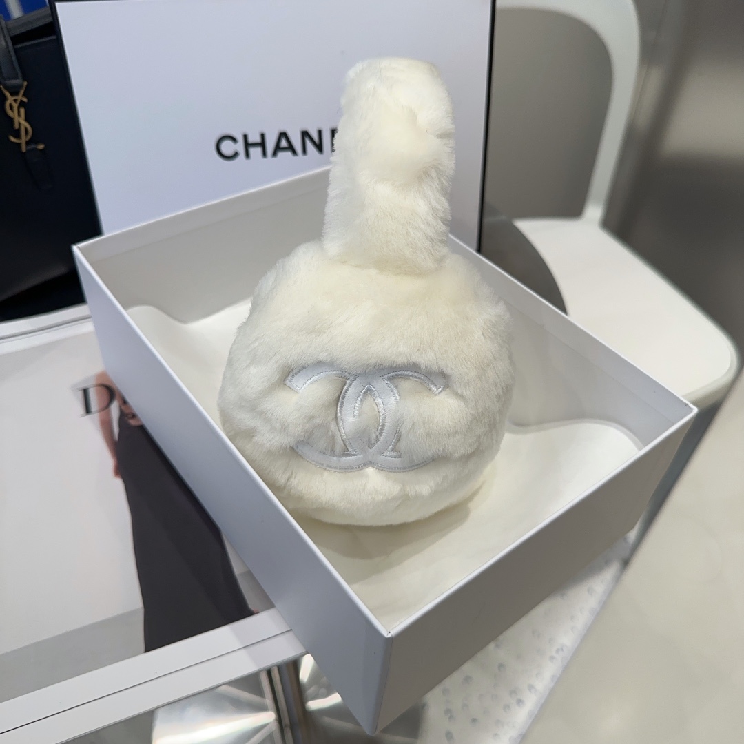 
💕人间白富美,网红明星同款😍
香奈儿刺绣耳罩，保暖☺️
滑雪日常凹造型简直太赞了
保暖打气物件
高颜值