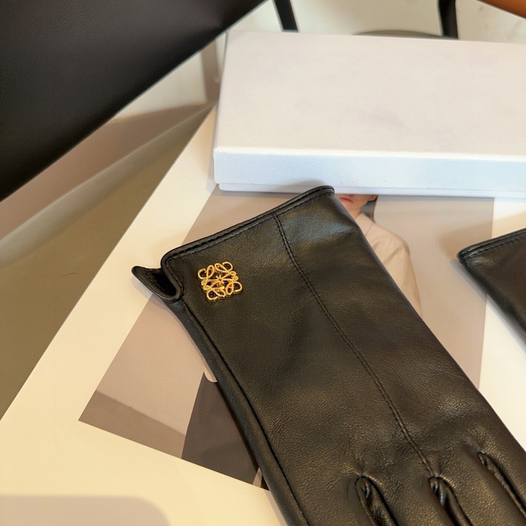 
罗意威羊皮手套，时尚手套，秋冬保暖内里，经典简洁💕上手超舒适柔软、百搭！均码