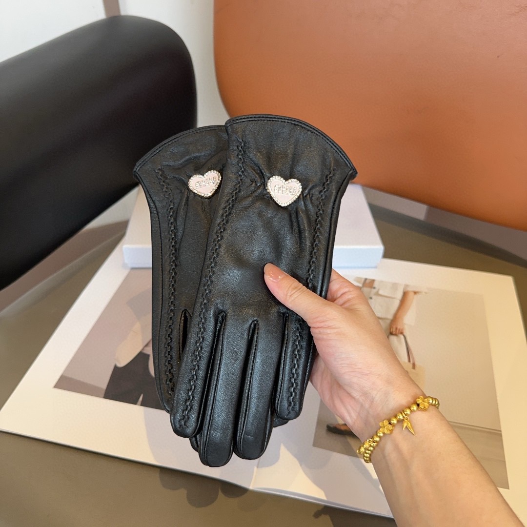 
miumiu女款新品羊皮手套，时尚手套，秋冬保暖加绒内里，经典简洁💕上手超舒适柔软、百搭！ML