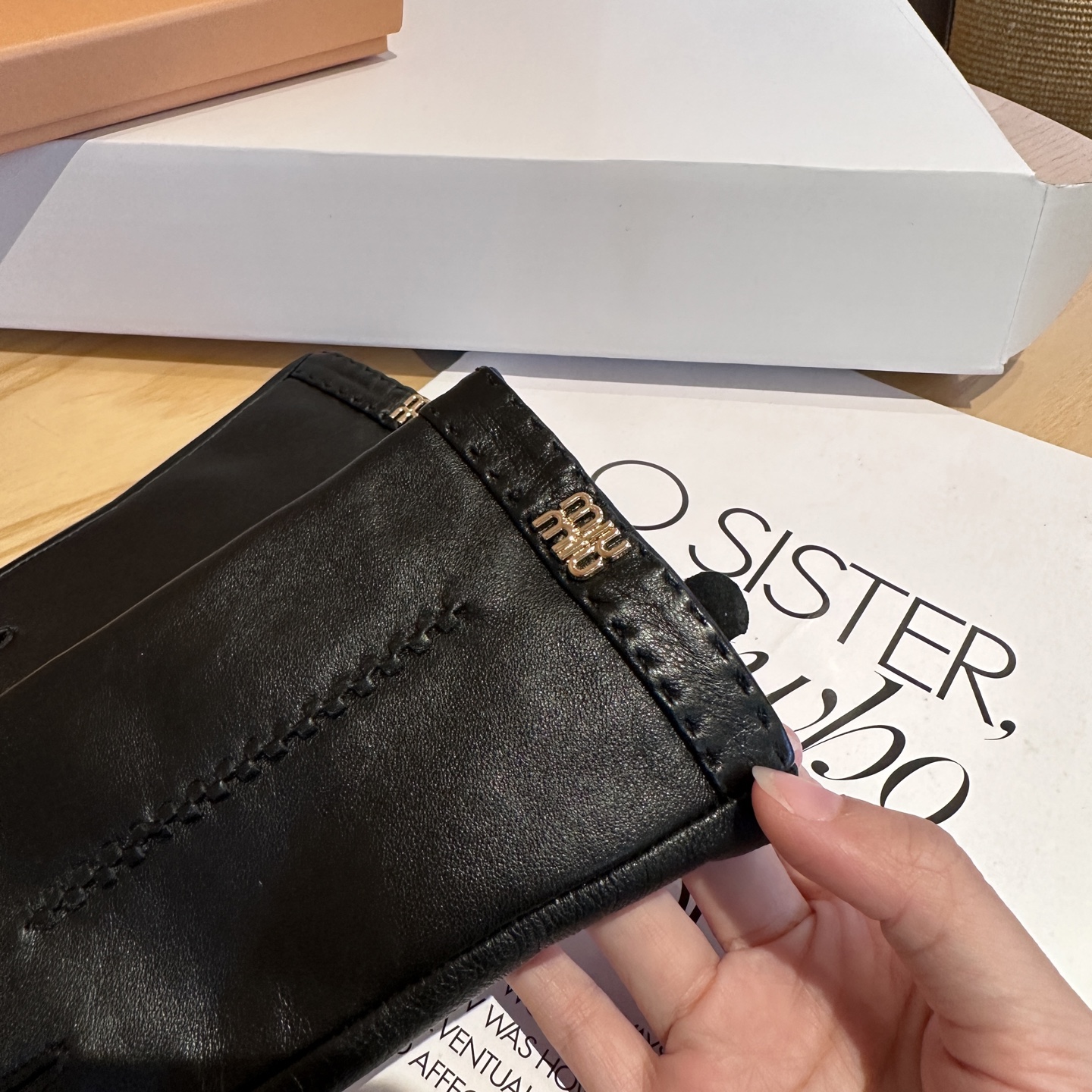 
miumiu羊皮手套，时尚手套，秋冬保暖加绒内里，经典简洁💕上手超舒适柔软、百搭！ML