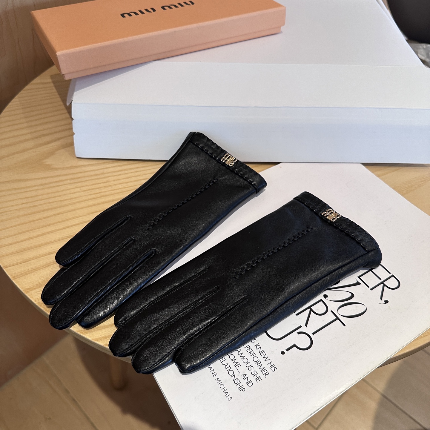 
miumiu羊皮手套，时尚手套，秋冬保暖加绒内里，经典简洁💕上手超舒适柔软、百搭！ML