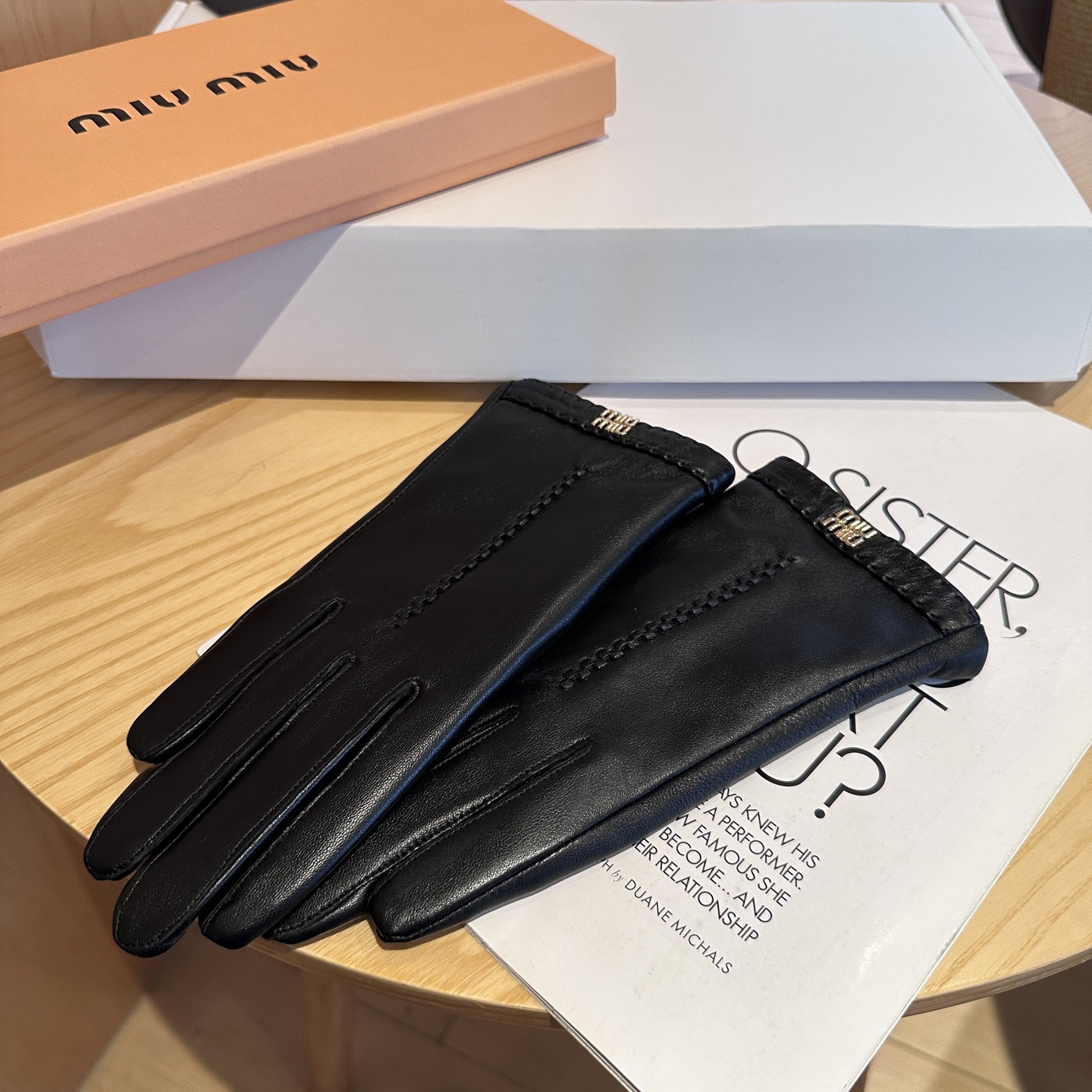 
miumiu羊皮手套，时尚手套，秋冬保暖加绒内里，经典简洁💕上手超舒适柔软、百搭！ML