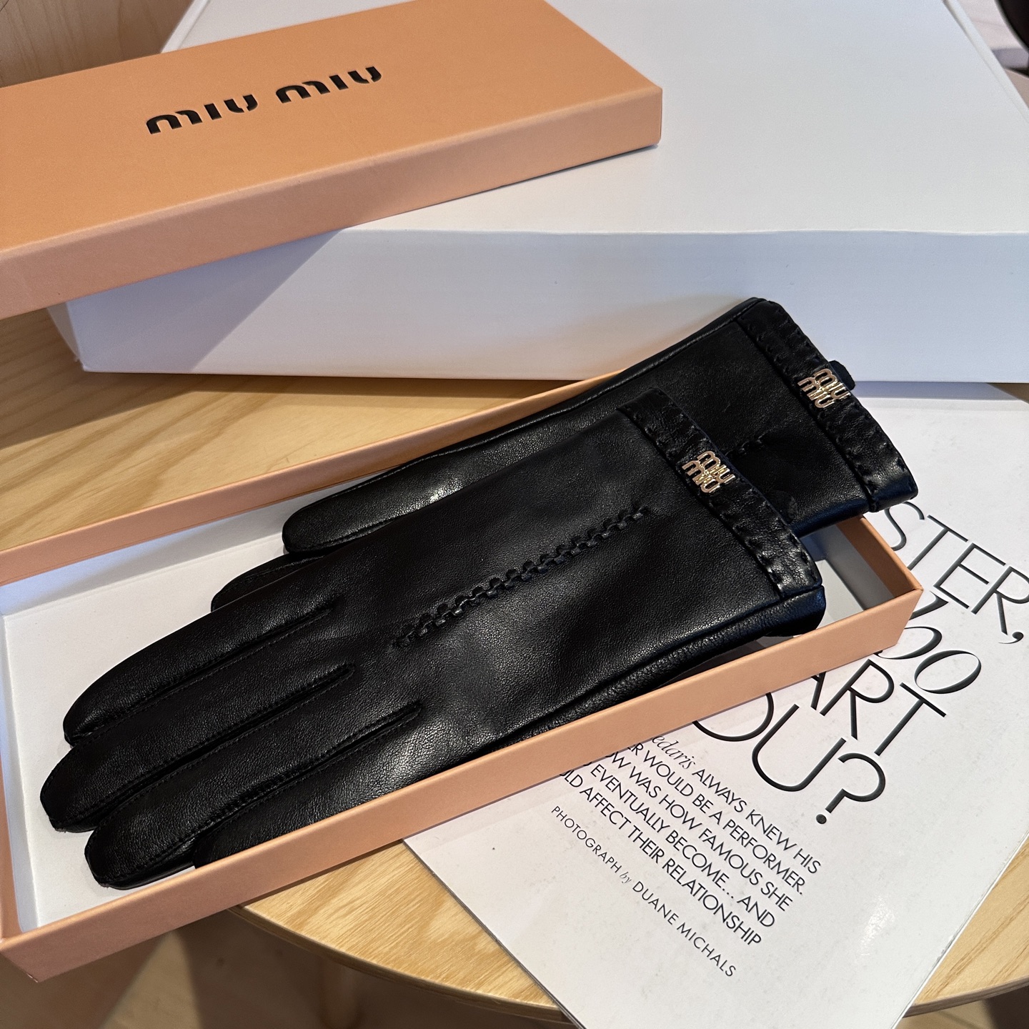 
miumiu羊皮手套，时尚手套，秋冬保暖加绒内里，经典简洁💕上手超舒适柔软、百搭！ML