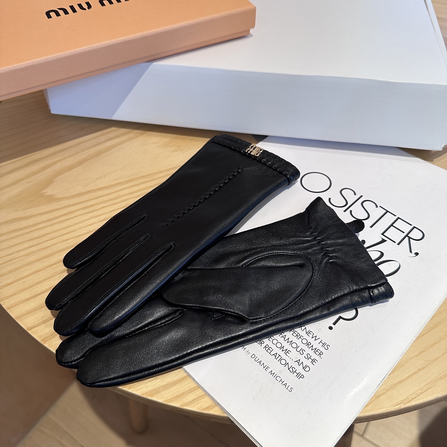 
miumiu羊皮手套，时尚手套，秋冬保暖加绒内里，经典简洁💕上手超舒适柔软、百搭！ML
