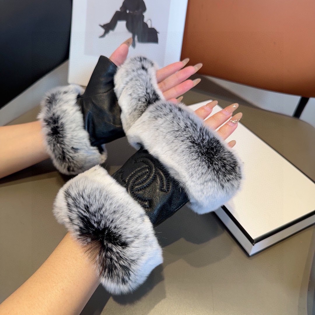 香奈儿秋冬短款懒兔毛手套👍值得对比。。同款不同品质，秒杀市场差产品，进口一级羊皮➕懒兔毛内里加绒 🙌经典