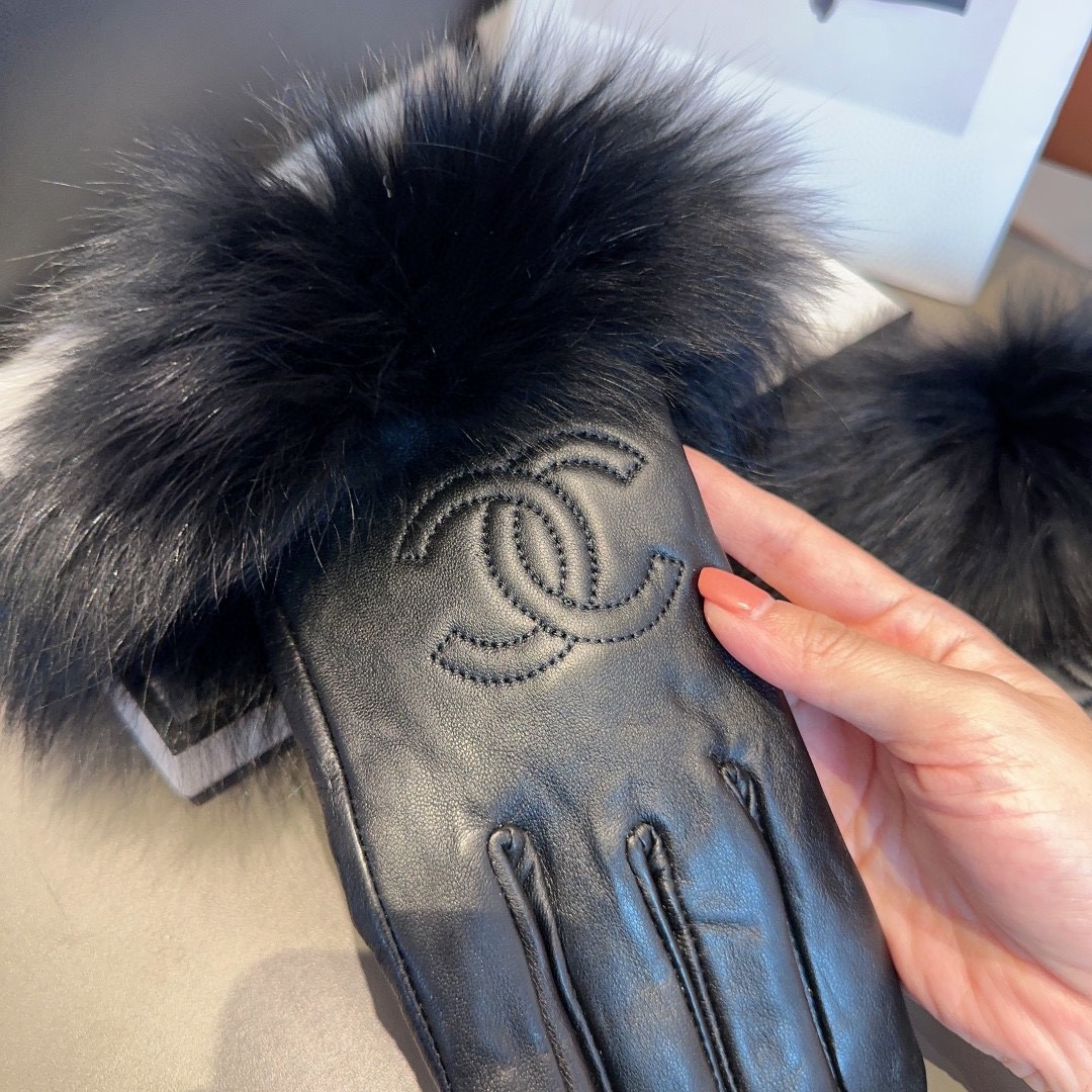 Chanel 香奈儿秋冬狐狸毛球羊皮手套👍手机触屏，值得对比。。同款不同品质，秒杀市场差产品，进口一级羊
