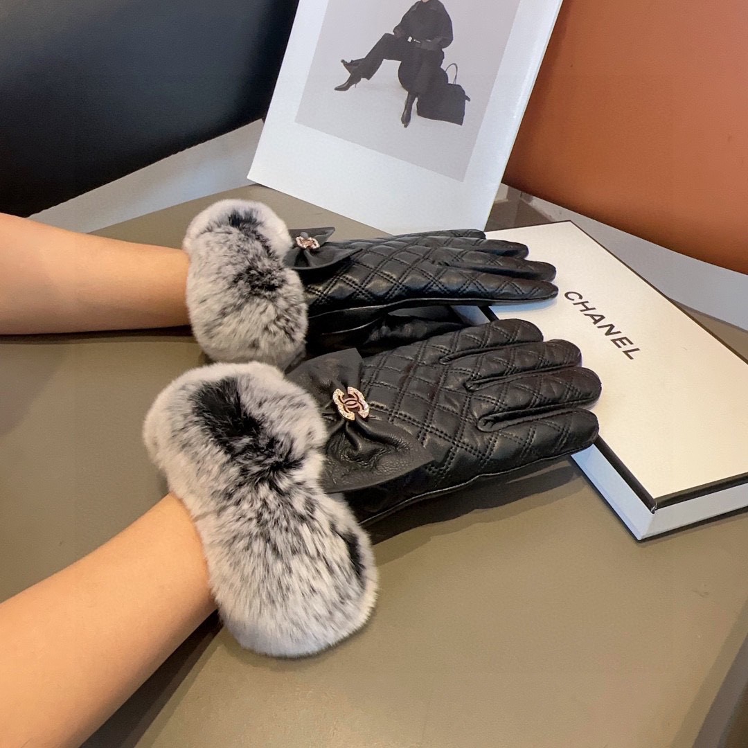 香奈儿秋冬懒兔毛手套👍值得对比。。同款不同品质，秒杀市场差产品，进口一级羊皮➕懒兔毛内里加绒 🙌经典不过