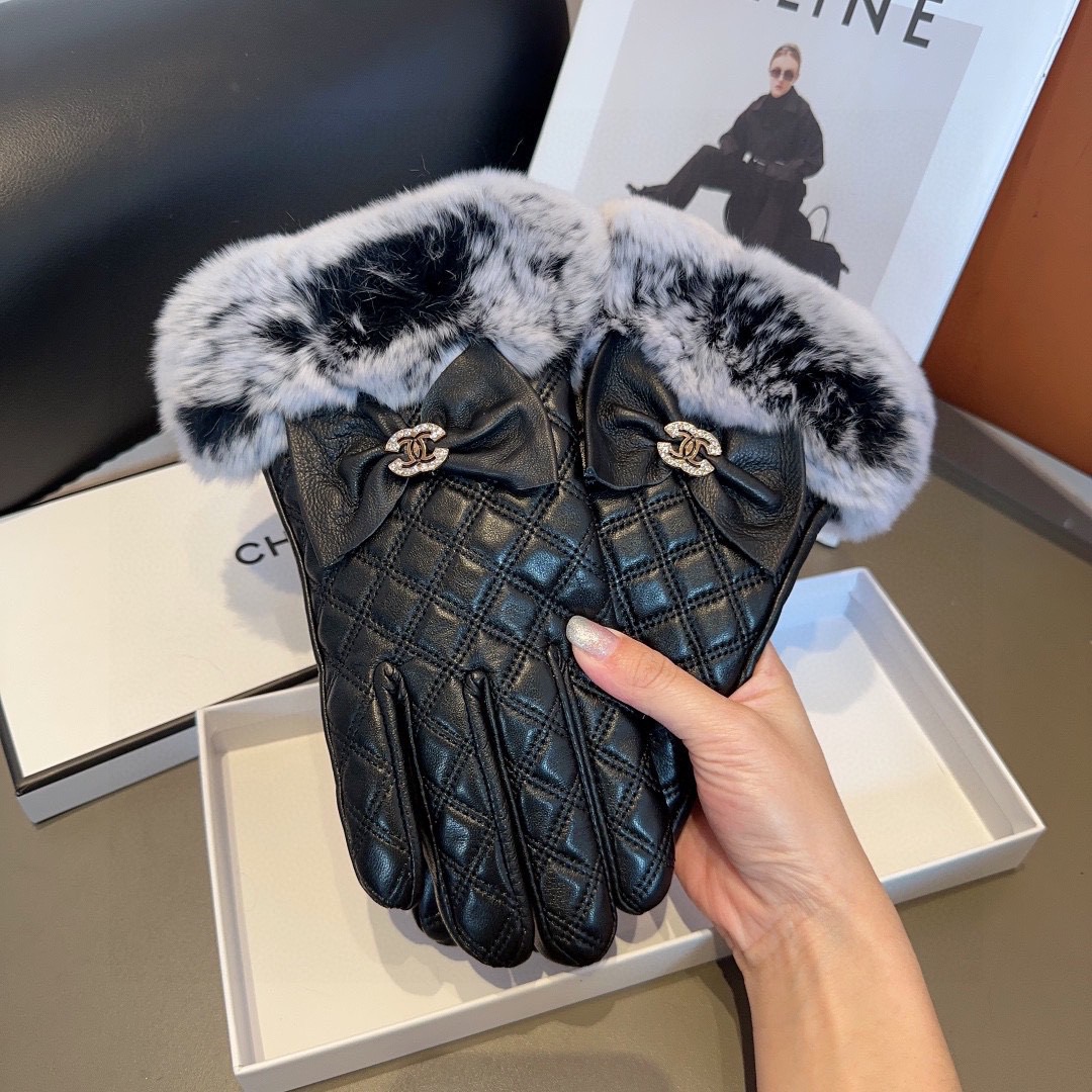 香奈儿秋冬懒兔毛手套👍值得对比。。同款不同品质，秒杀市场差产品，进口一级羊皮➕懒兔毛内里加绒 🙌经典不过