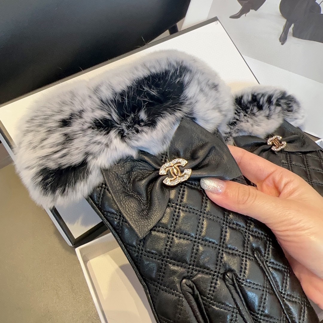 香奈儿秋冬懒兔毛手套👍值得对比。。同款不同品质，秒杀市场差产品，进口一级羊皮➕懒兔毛内里加绒 🙌经典不过