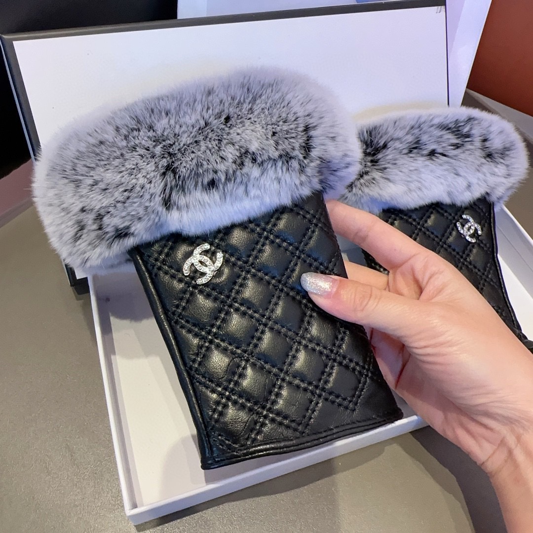 香奈儿秋冬短款懒兔毛手套👍值得对比。。同款不同品质，秒杀市场差产品，进口一级羊皮➕懒兔毛内里加绒 🙌经典