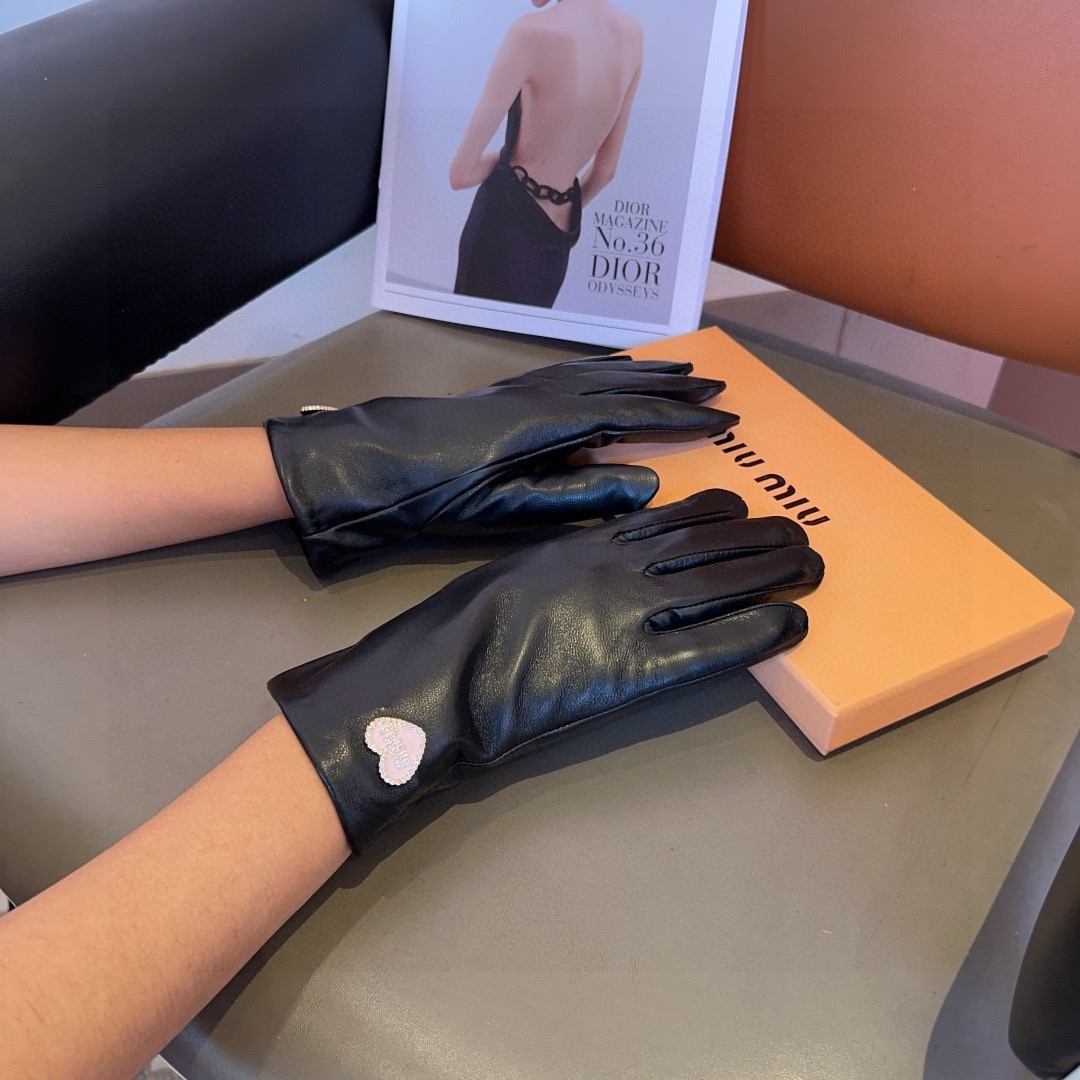 NO:554617,miumiu sheepskin gloves, fashionable gloves, warm in autumn and winter with velvet lining, classic, simple and super comfortable, soft and versatile!  ML gloves, gloves, miumiu, sheepskin, gloves19860909miumiu羊皮手套,时尚手套,秋冬保暖加绒内里,经典简洁上手超舒适柔软、百搭！ML手套,手套,miumiu,sheepskin,gloves,accessory