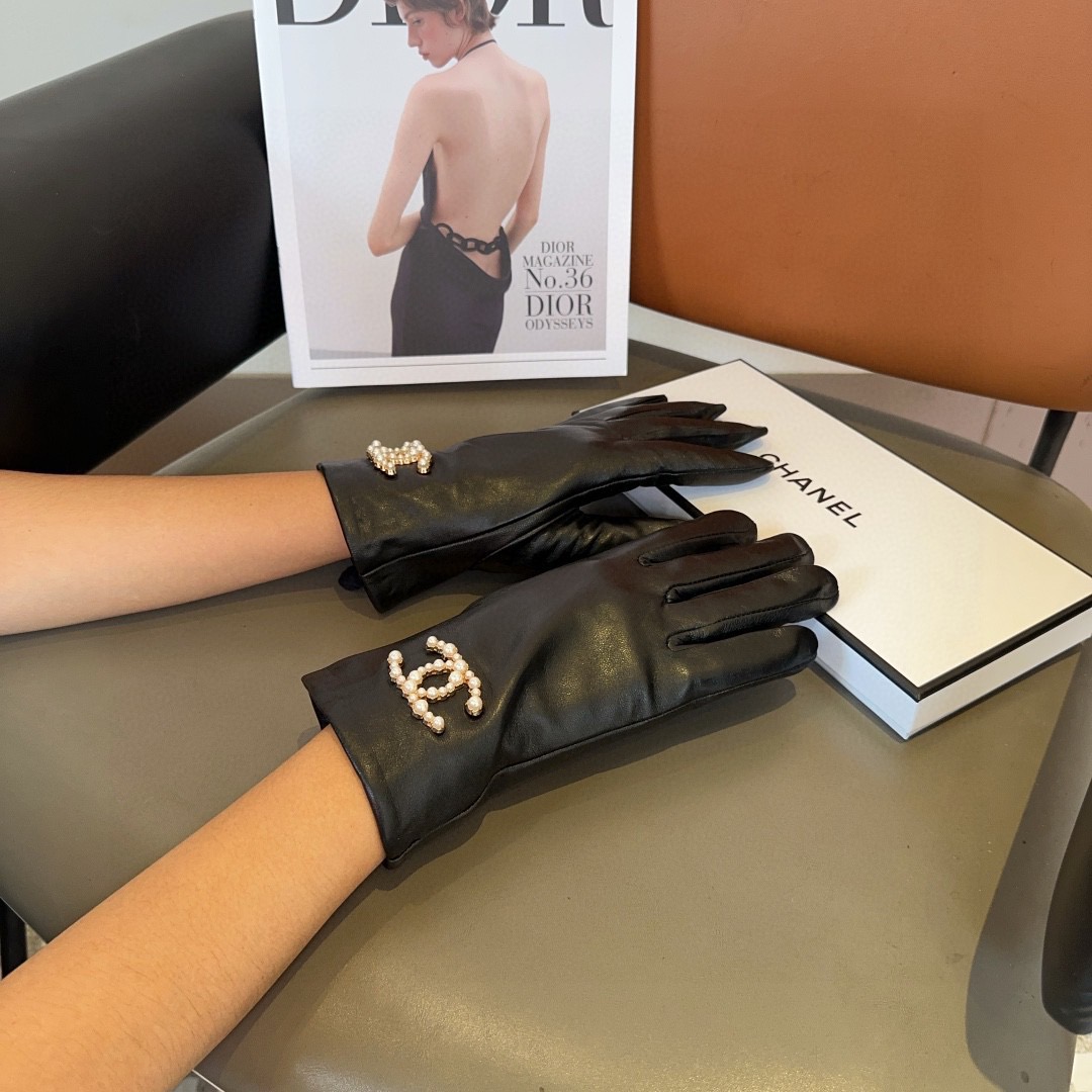 NO:554848,Chanel sheepskin gloves, fashionable gloves, warm in autumn and winter with velvet lining, classic, simple and super comfortable, soft and versatile!  gloves,gloves,chanel,sheepskin,gloves19860909香奈儿羊皮手套,时尚手套,秋冬保暖加绒内里,经典简洁上手超舒适柔软、百搭！手套,手套,chanel,sheepskin,gloves,accessory