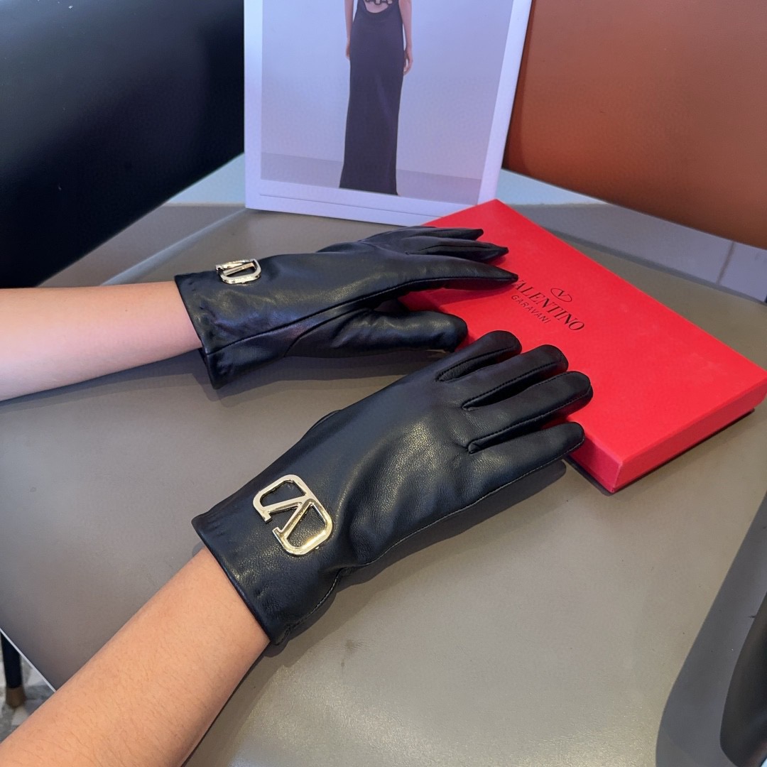 NO:554826,Valentino gloves, fashionable gloves, warm in autumn and winter with velvet lining, classic, simple and super comfortable, soft and versatile!  gloves,gloves,valentino,gloves19860909华伦天奴手套,时尚手套,秋冬保暖加绒内里,经典简洁上手超舒适柔软、百搭！手套,手套,valentino,gloves,accessory