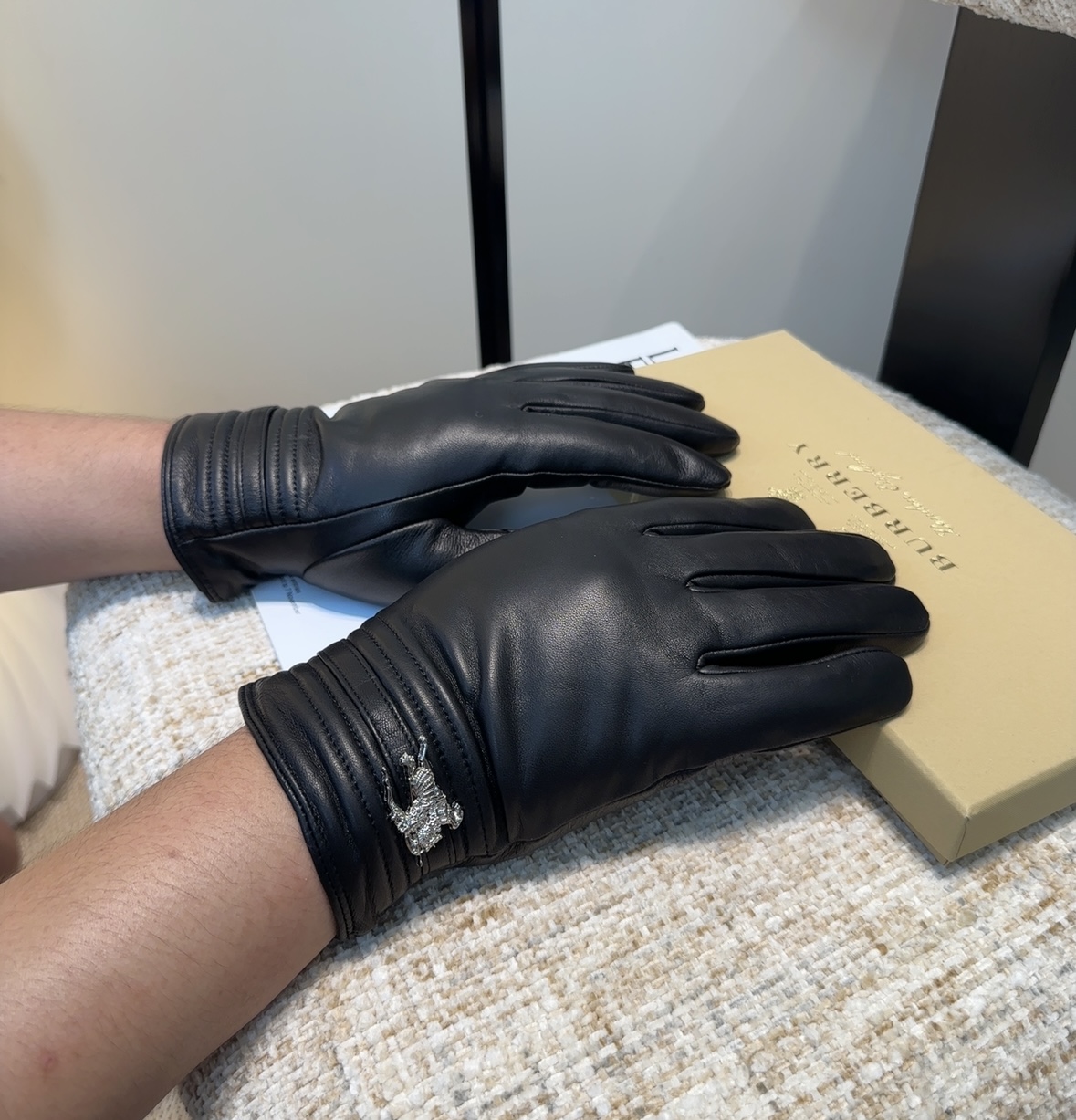 NO:554821,Burberry men's new sheepskin gloves, fashionable gloves, warm in autumn and winter with velvet lining, classic, simple and easy to use, super comfortable, soft and versatile!  Size L, XL gloves, gloves, burberry, sheepskin, gloves19860909巴宝莉男款新品羊皮手套,时尚手套,秋冬保暖加绒内里,经典简洁上手超舒适柔软、百搭！码数L,XL手套,手套,burberry,sheepskin,gloves,accessory