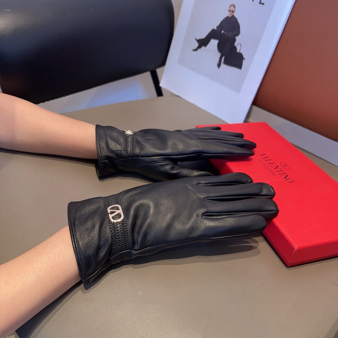 NO:584020,Valentino sheepskin gloves, fashionable gloves, warm in autumn and winter with velvet lining, classic, simple and super comfortable, soft and versatile!  ML gloves, gloves, valentino, sheepskin, gloves19860909华伦天奴羊皮手套,时尚手套,秋冬保暖加绒内里,经典简洁上手超舒适柔软、百搭！ML手套,手套,valentino,sheepskin,gloves,accessory