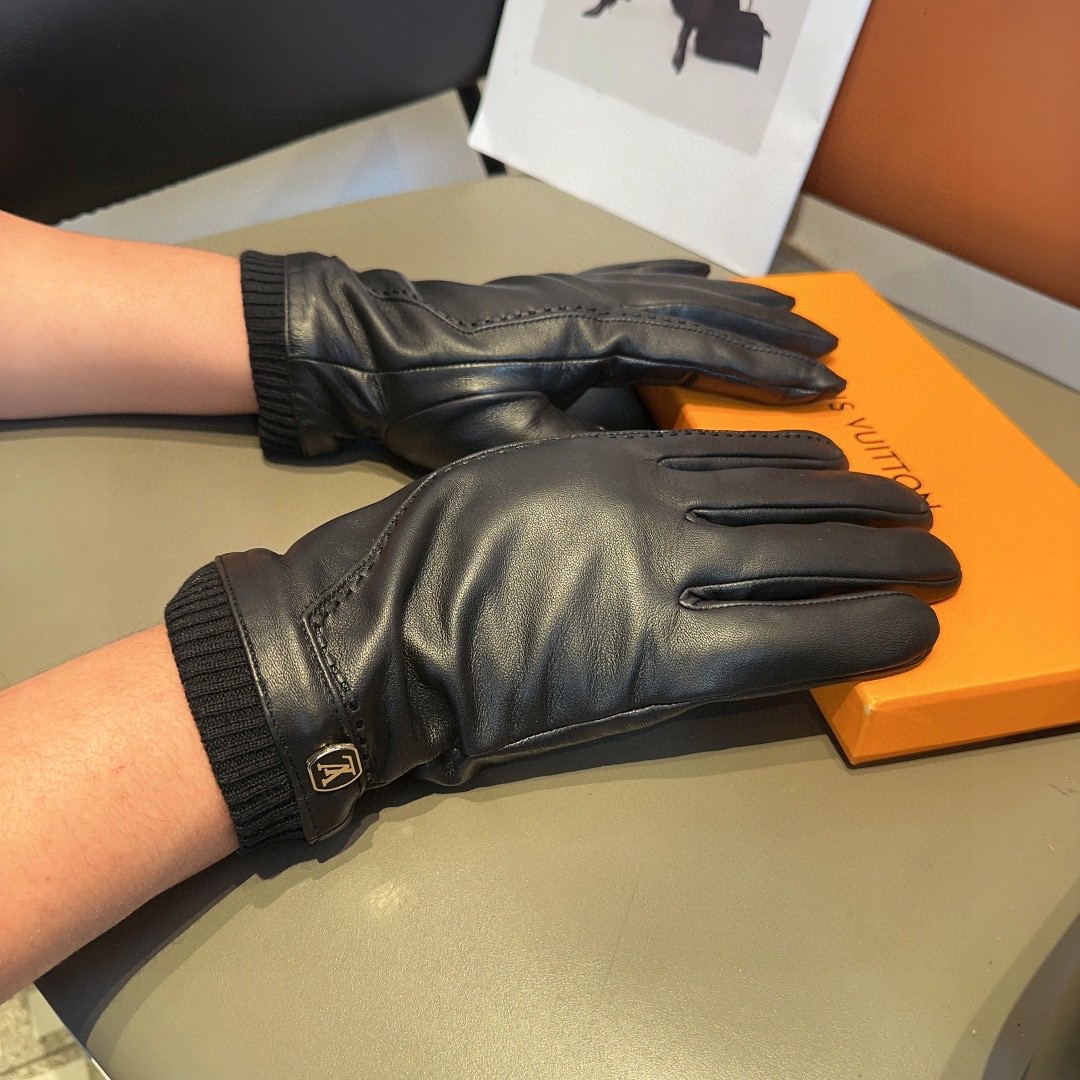 NO:583986,LV men's new sheepskin gloves, fashionable gloves, warm in autumn and winter with velvet lining, classic and simple, super comfortable, soft and versatile!  Size L, XL gloves, gloves, louis vuitton, sheepskin, gloves19860909LV男款新品羊皮手套,时尚手套,秋冬保暖加绒内里,经典简洁上手超舒适柔软、百搭！码数L,XL手套,手套,louis vuitton,sheepskin,gloves,accessory