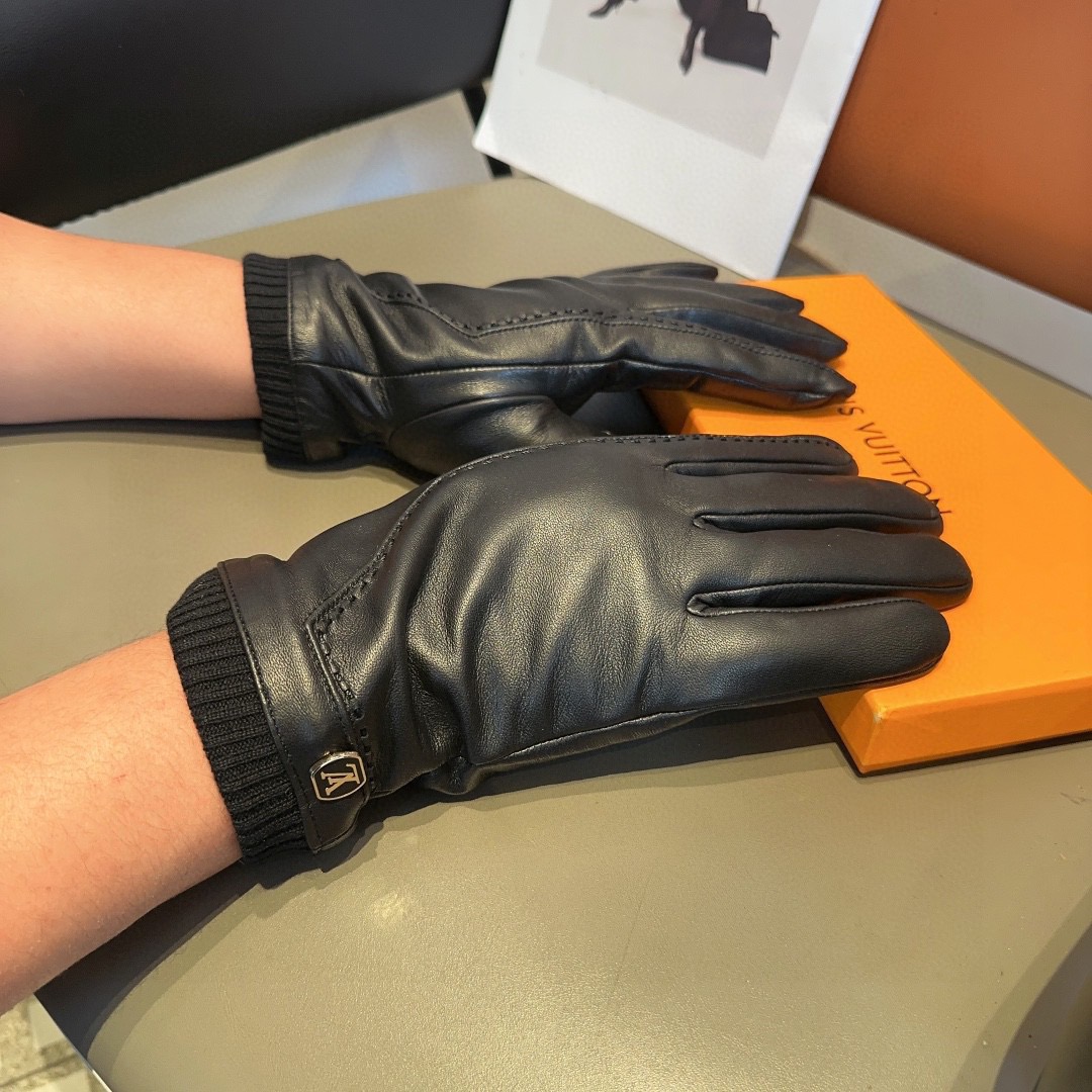 NO:583999,LV men's new sheepskin gloves, fashionable gloves, warm in autumn and winter with velvet lining, classic and simple, super comfortable, soft and versatile!  Size L, XL gloves, gloves, louis vuitton, sheepskin, gloves19860909LV男款新品羊皮手套,时尚手套,秋冬保暖加绒内里,经典简洁上手超舒适柔软、百搭！码数L,XL手套,手套,louis vuitton,sheepskin,gloves,accessory