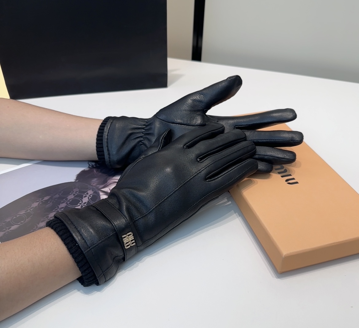 NO:584004,miumiu sheepskin gloves, fashionable gloves, warm in autumn and winter with velvet lining, classic and simple, super comfortable and soft, versatile gloves, gloves, miumiu, sheepskin, gloves19860909miumiu羊皮手套,时尚手套,秋冬保暖加绒内里,经典简洁上手超舒适柔软、百搭手套,手套,miumiu,sheepskin,gloves,accessory